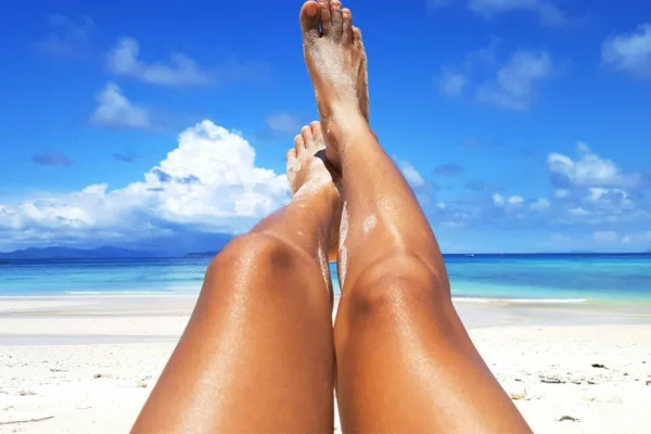 Sola snabbare utomhus genom att kombinera solskydd SPF med accelerator från Onsala Sol.